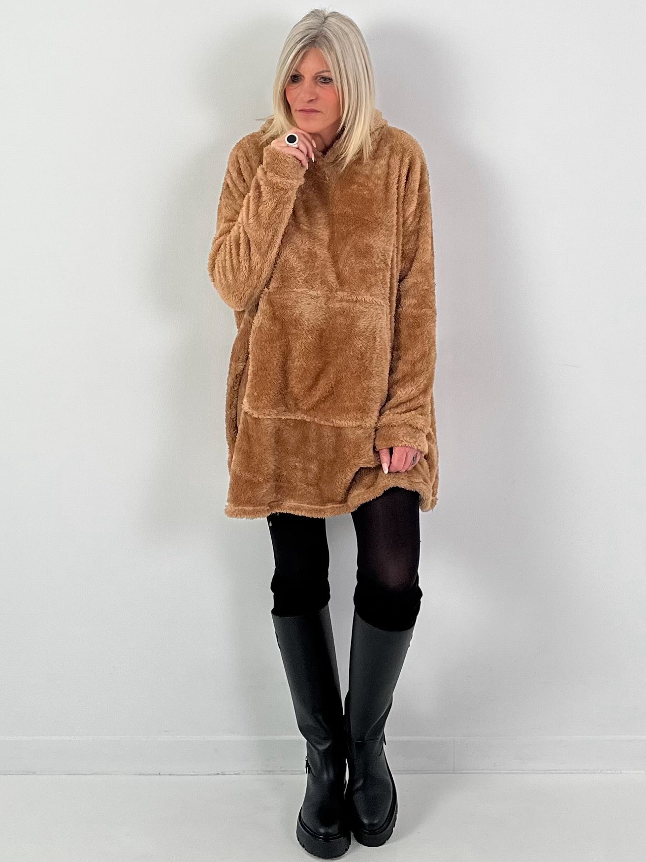 Oversized hoodie model "Warm Hug" - camel
