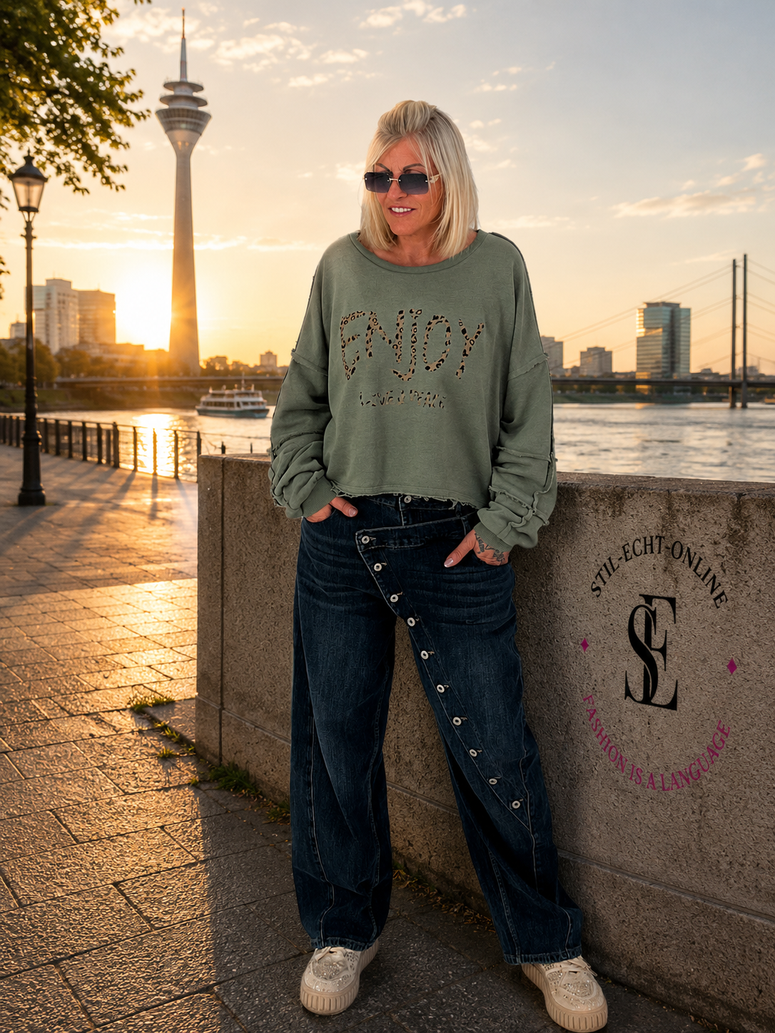 Sweater with reverse seams and print - olive