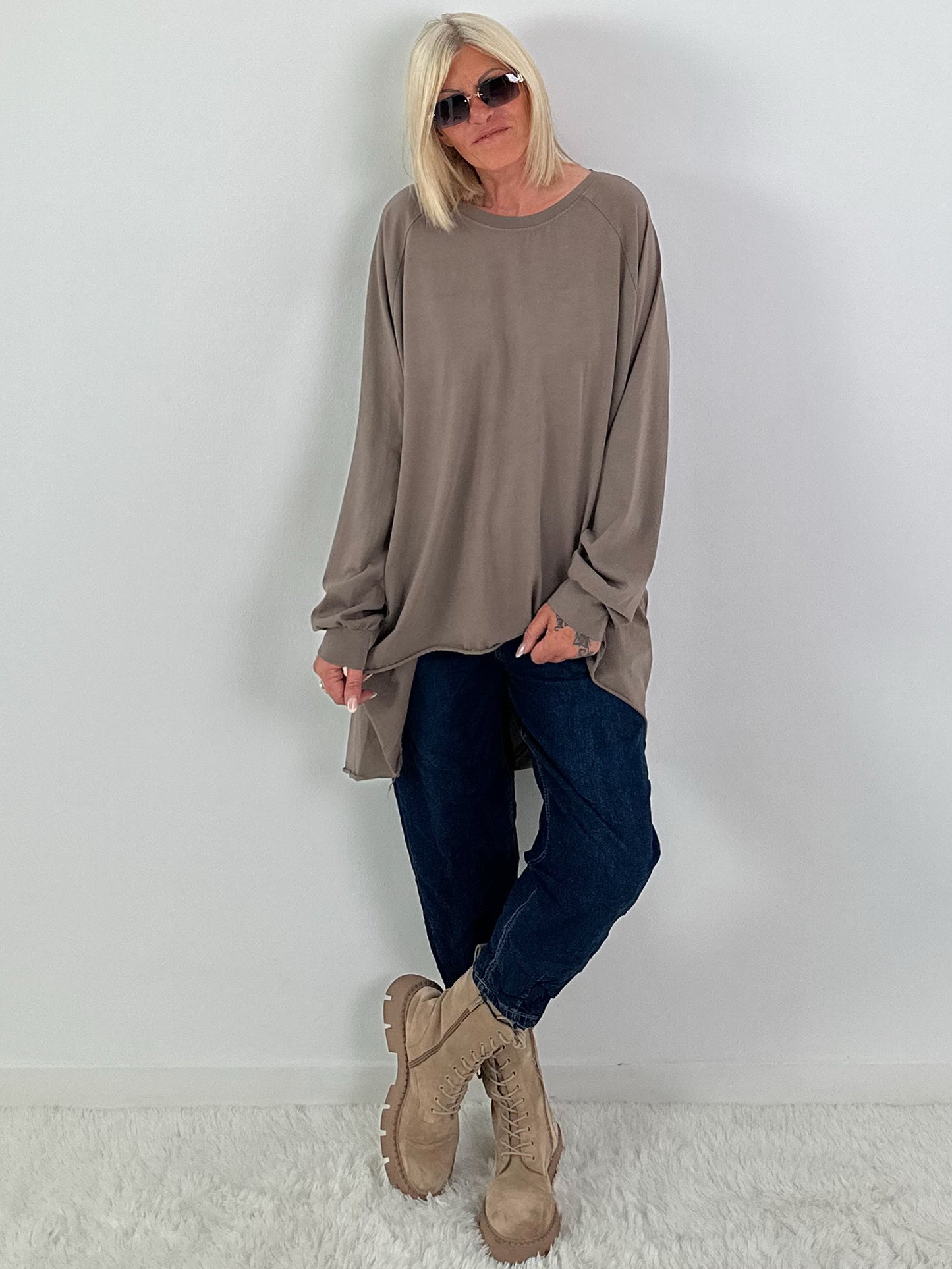 Oversized Shirt mit Statement Spruch auf dem Rücken - taupe