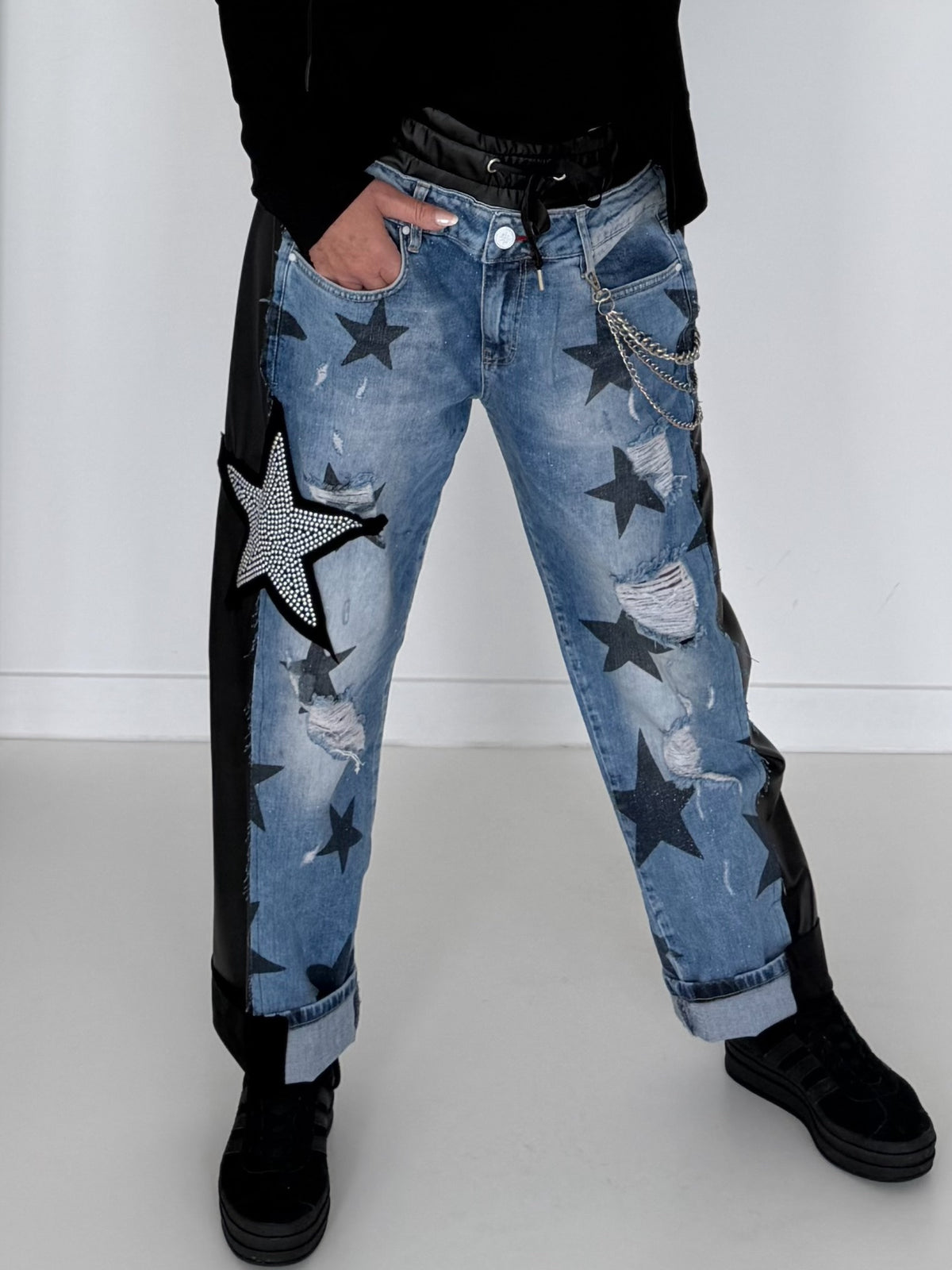 Boyfriend Jeans mit allover Sternen-Print und Ledereinsätzen - schwarz-denim
