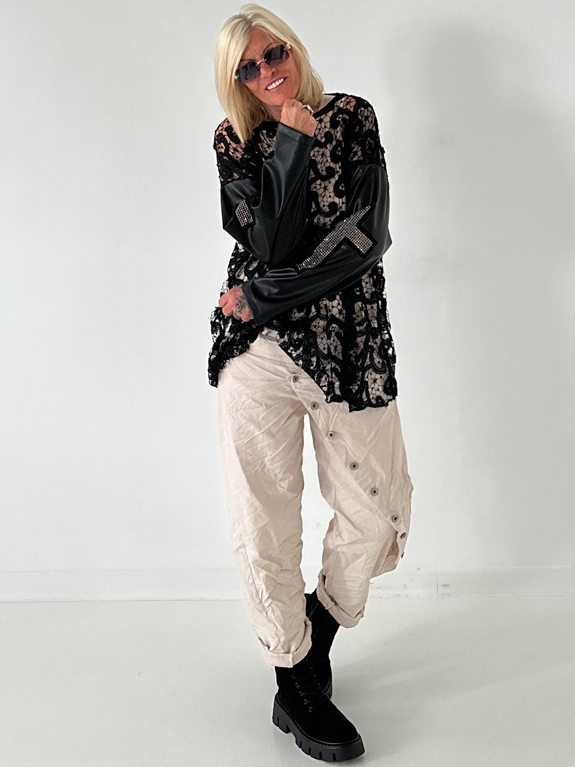 Stylisches oversized Spitzenshirt mit Details Skull - schwarz