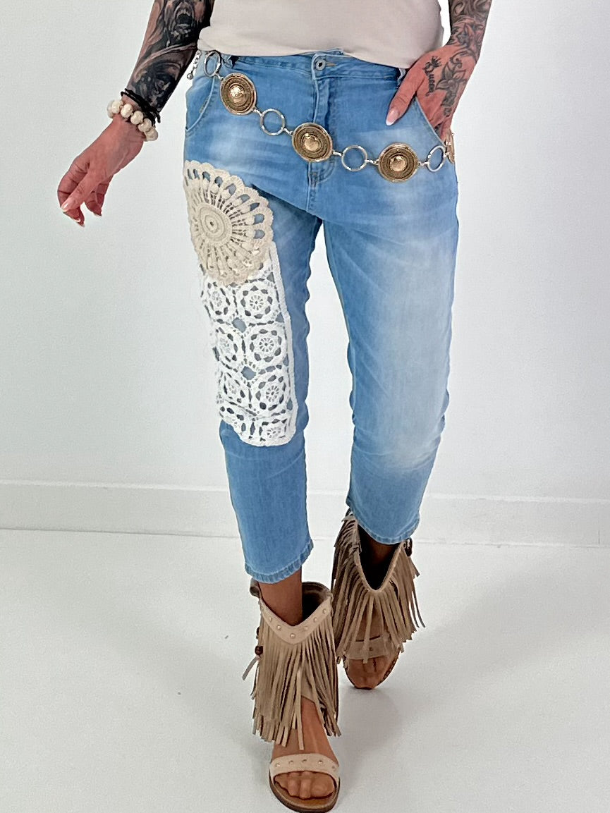 Jeans mit aufgesetzten Häkelornamenten - denim
