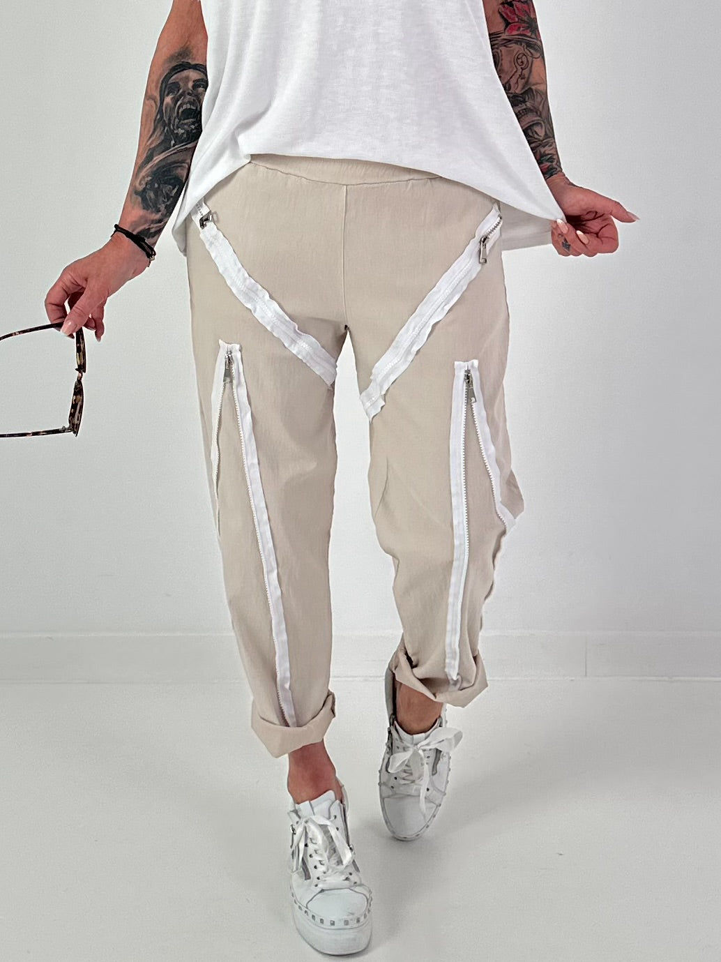 Trousers with zipper details - beige