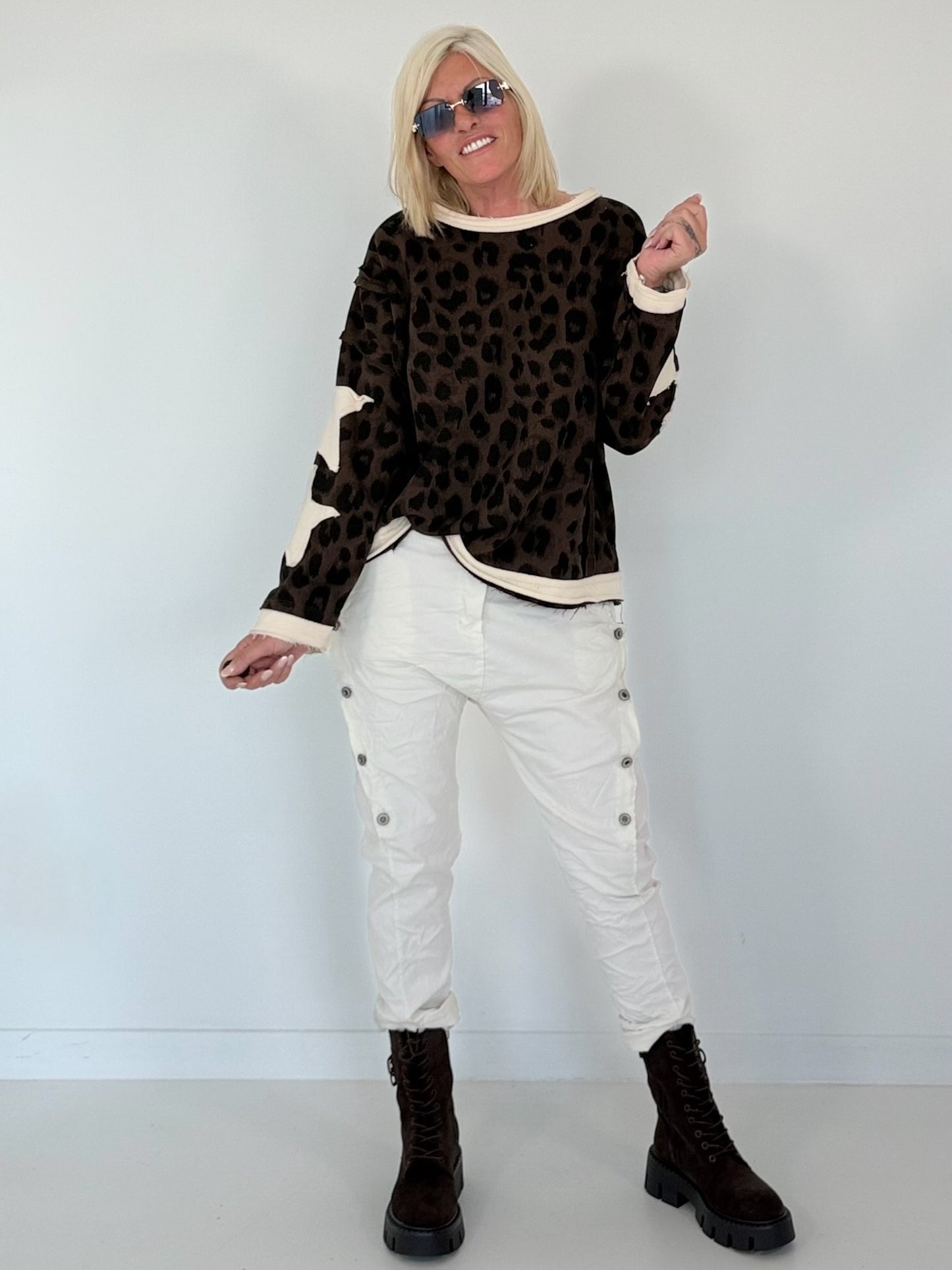 Sweatshirt mit All Over Leo-Print und trendigen Sternelementen - mokka