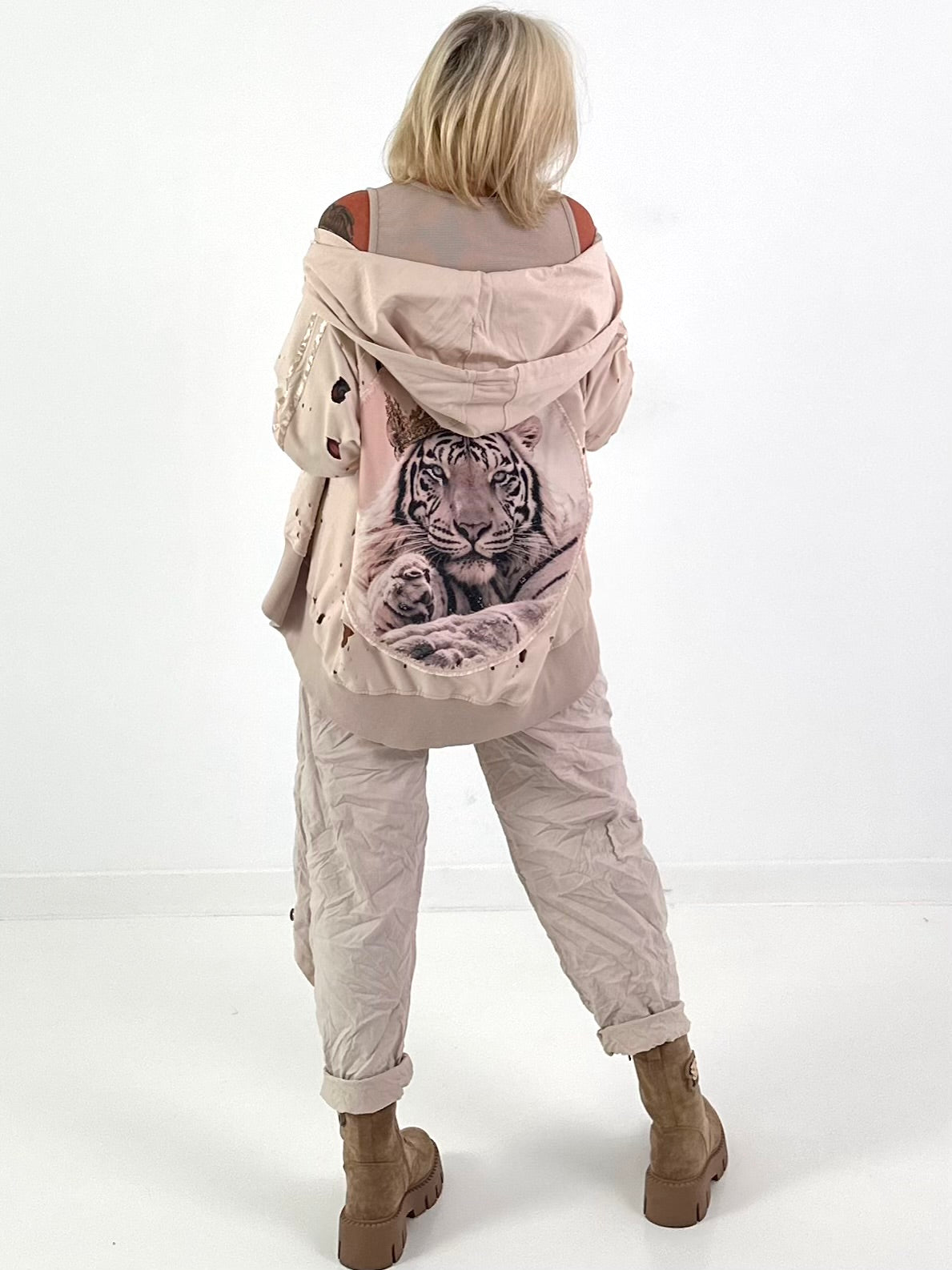 Stylische Sweatshirt Jacke mit großem Rückenpatch Tiger- beige