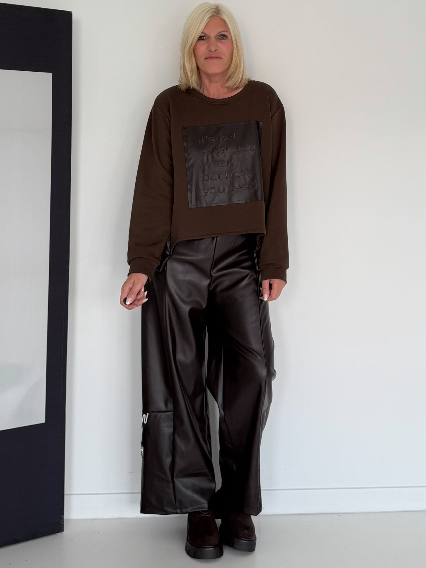 Sweater mit Lederoptik-Elementen - mokka