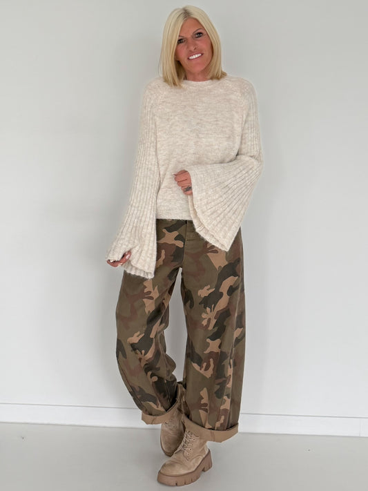 Soft sweater with trumpet sleeves - beige