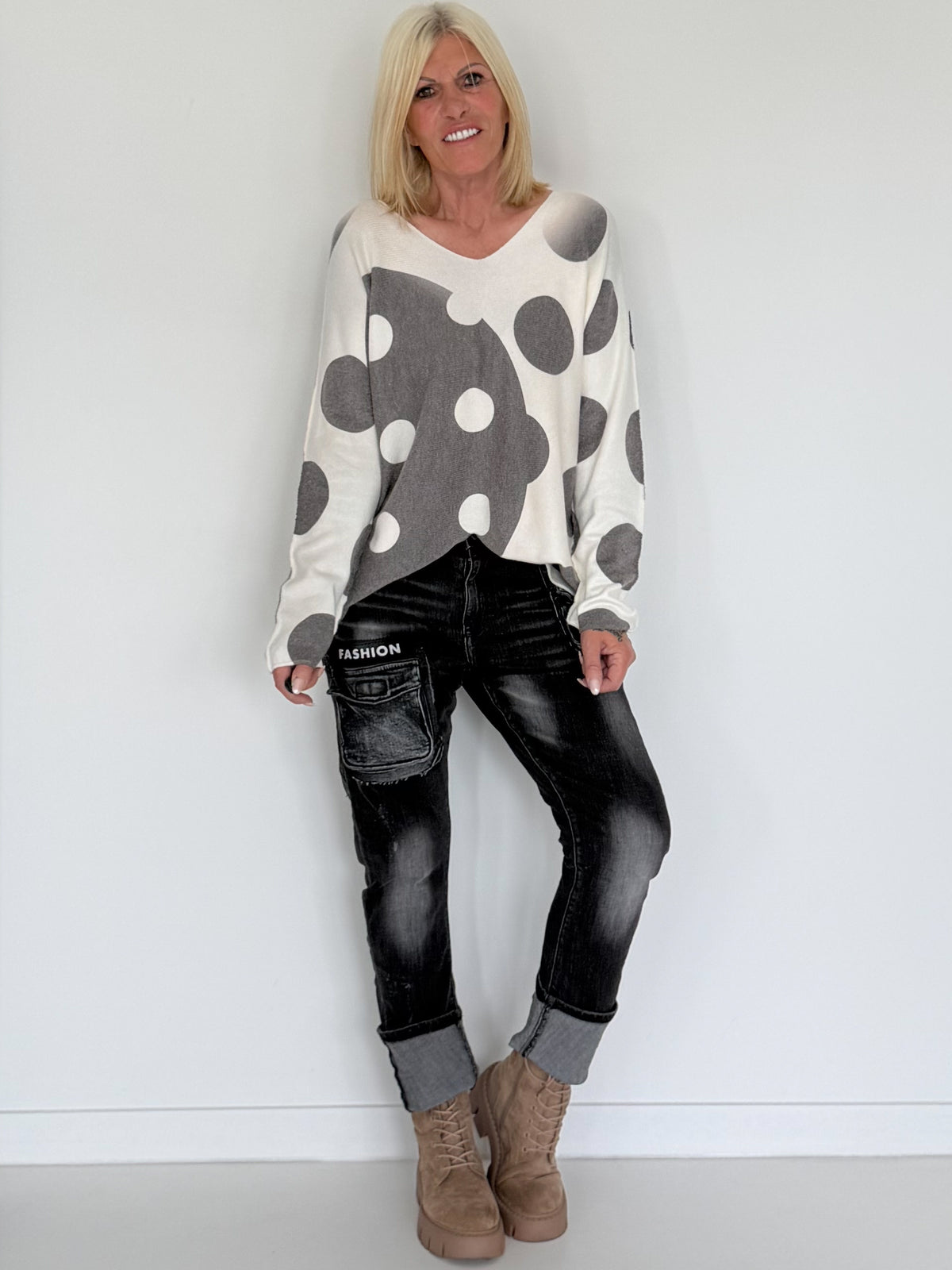 Pullover mit V-Ausschnitt und Art-Print - ecru-anthrazit