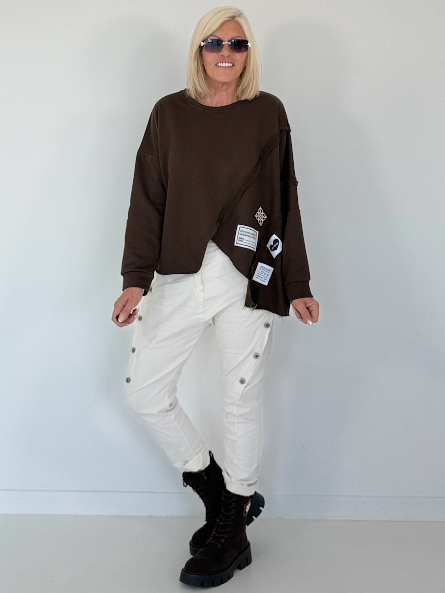 Sweater mit asymmetrischem Schnitt und Patches - mokka