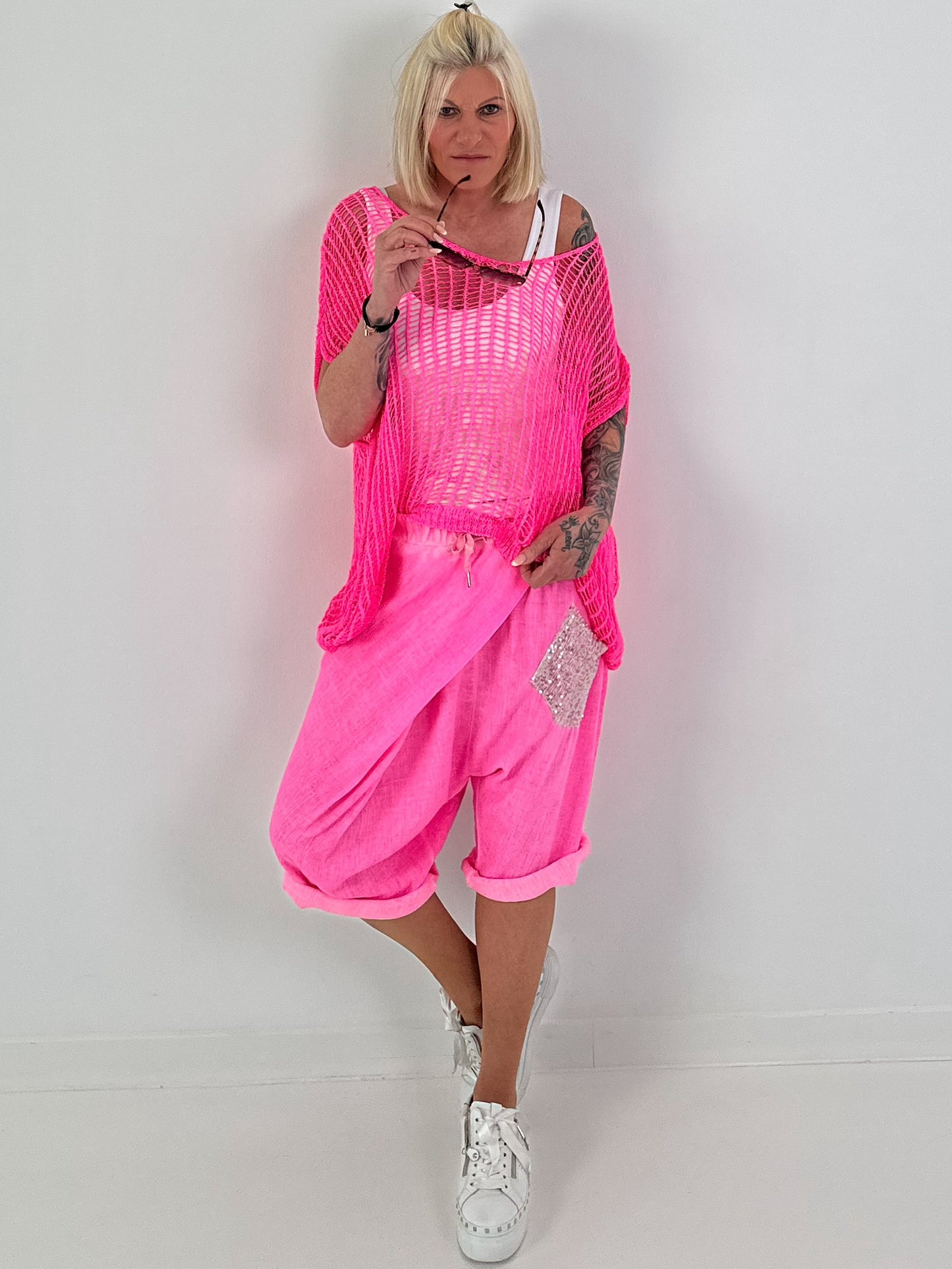 Kurze Leinen Baggy mit Überwurf und Paillettendetails - neonpink