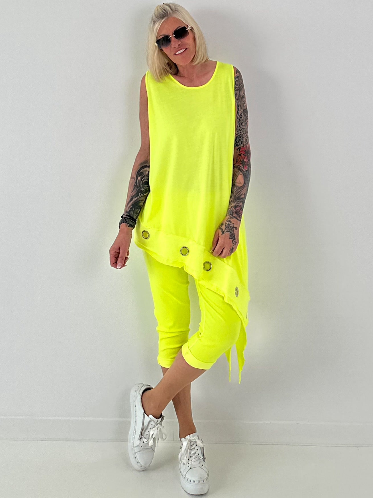 Asymmetrisches Long Top mit Ösen und Jeansdetail - neongelb