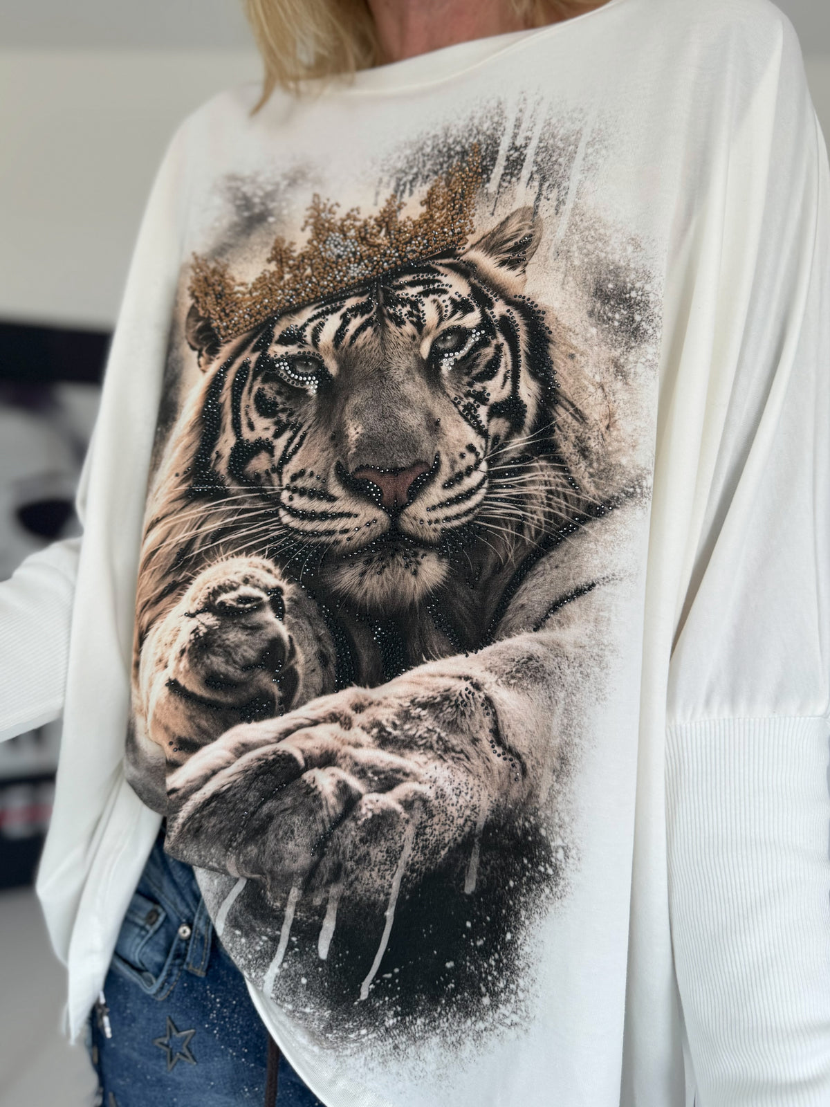 Sweater mit Stulpenärmeln und Strassmotiv Royal Tiger - ecru