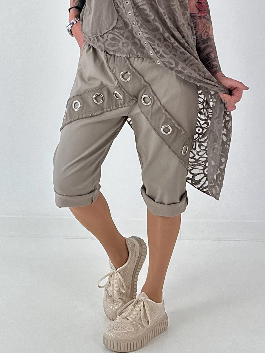 Kurze Hose mit Jeanselementen und Ösen - taupe