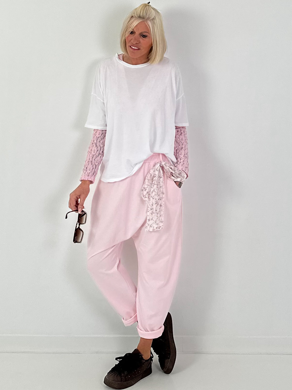 Baggy pants with decorative scarf - pink