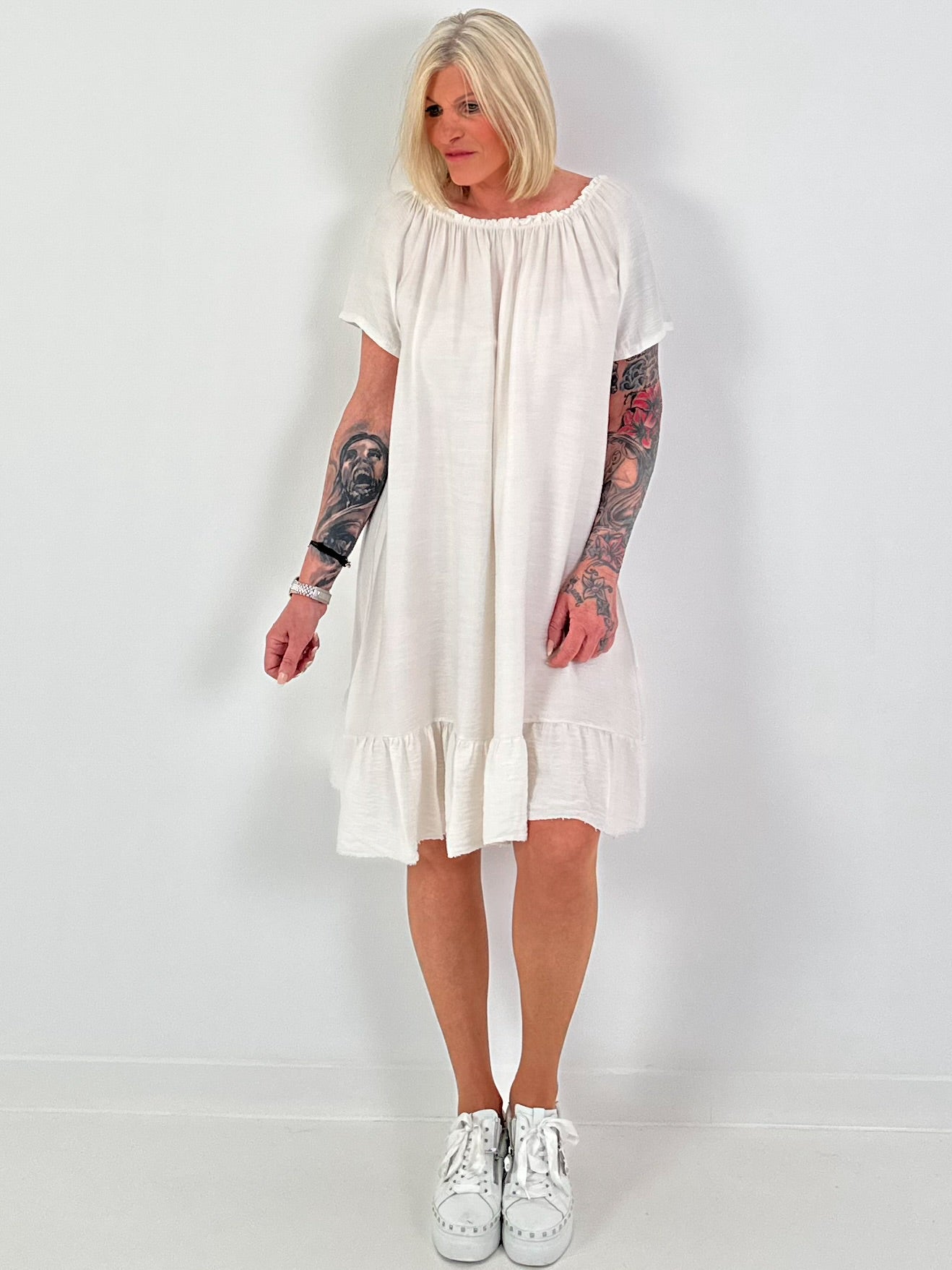 Kleid mit kurzen Ärmeln und Volant - beige