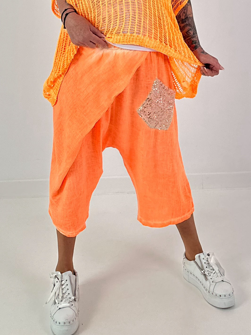 Kurze Leinen Baggy mit Überwurf und Paillettendetails - neonorange