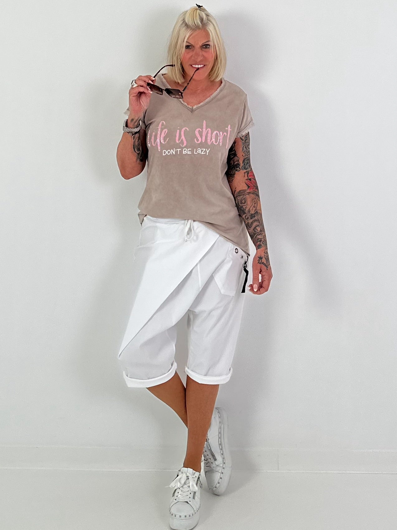 Kurze Baggy mit kleinen Ösen-Details - weiss