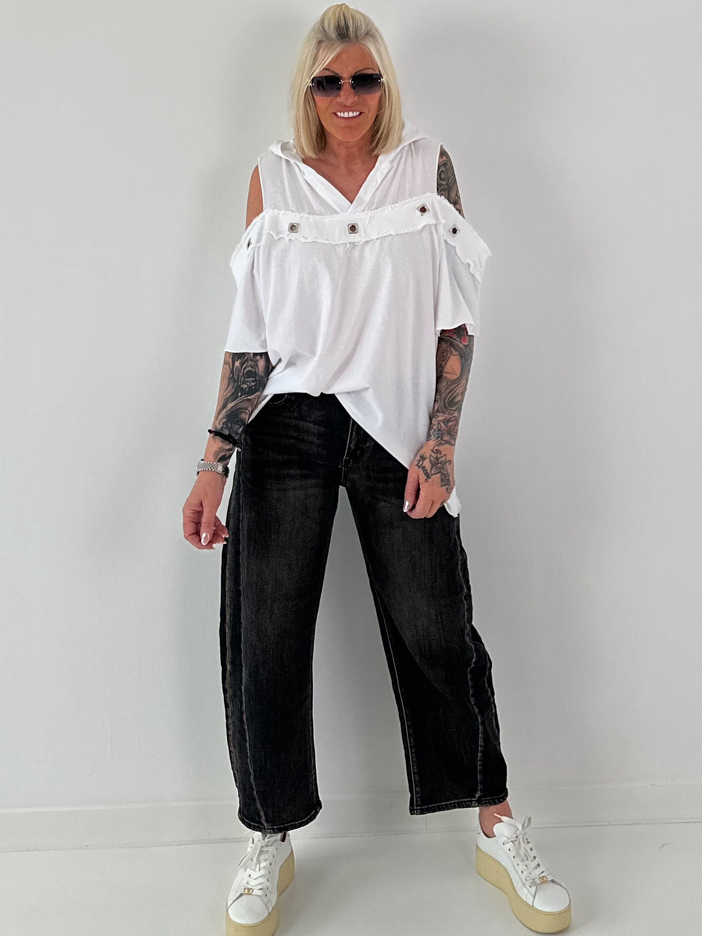 Hoodie Shirt mit Cut Out Shoulder - weiss