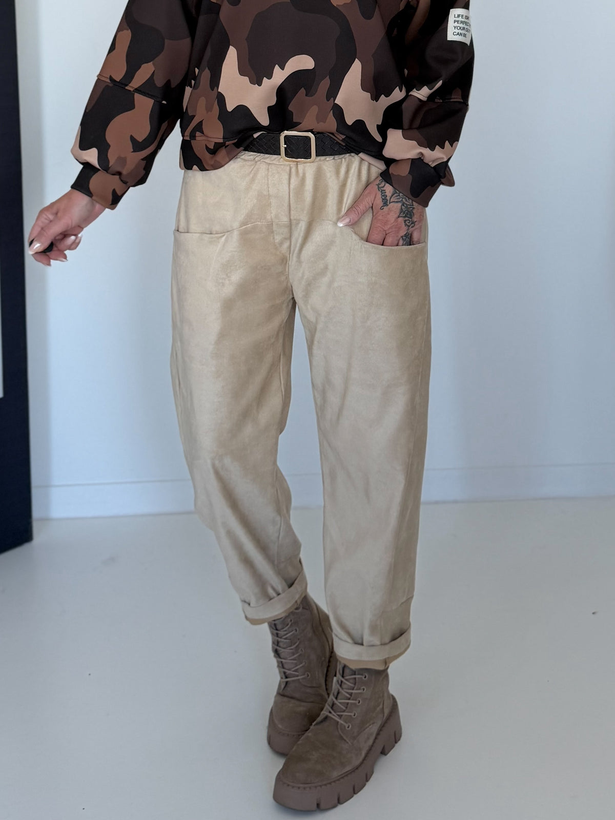 Hose in Wildleder-Optik mit Gürtel - sand