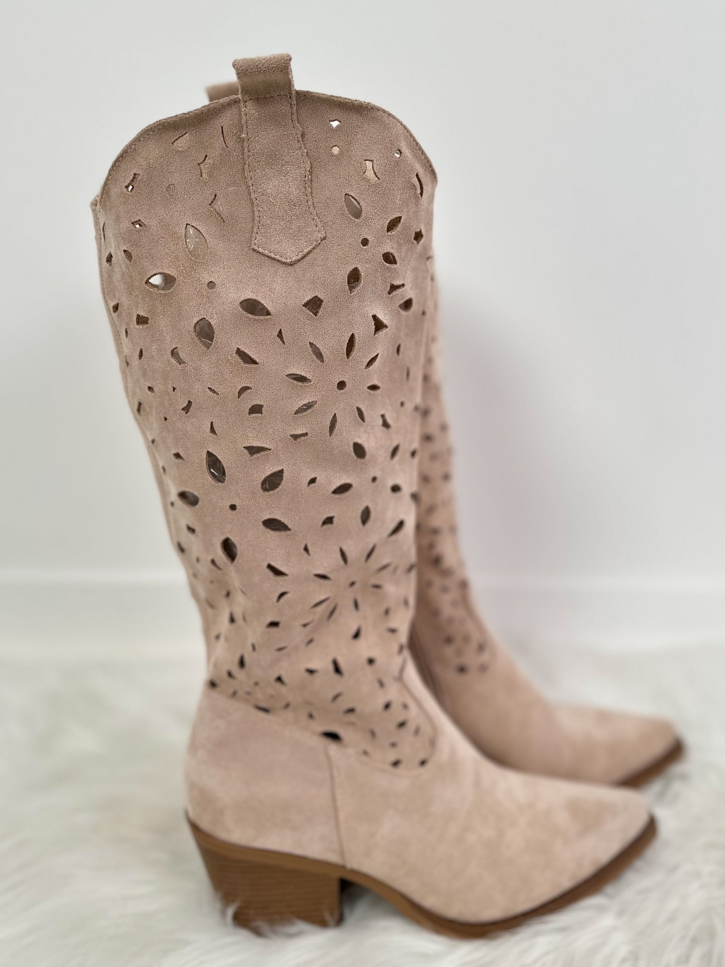 Boots with cut-out - beige