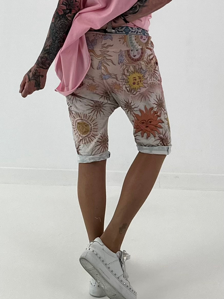 Kurze Baggy mit Skull-Print - mehrfarbig