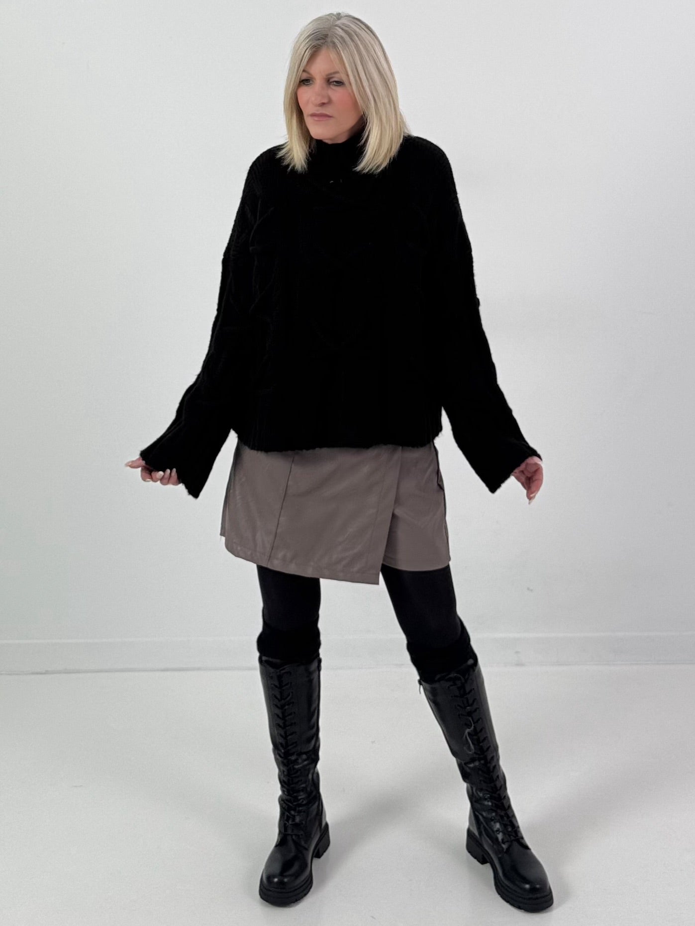 Pullover model "Cozy Lace-Up" - zwart