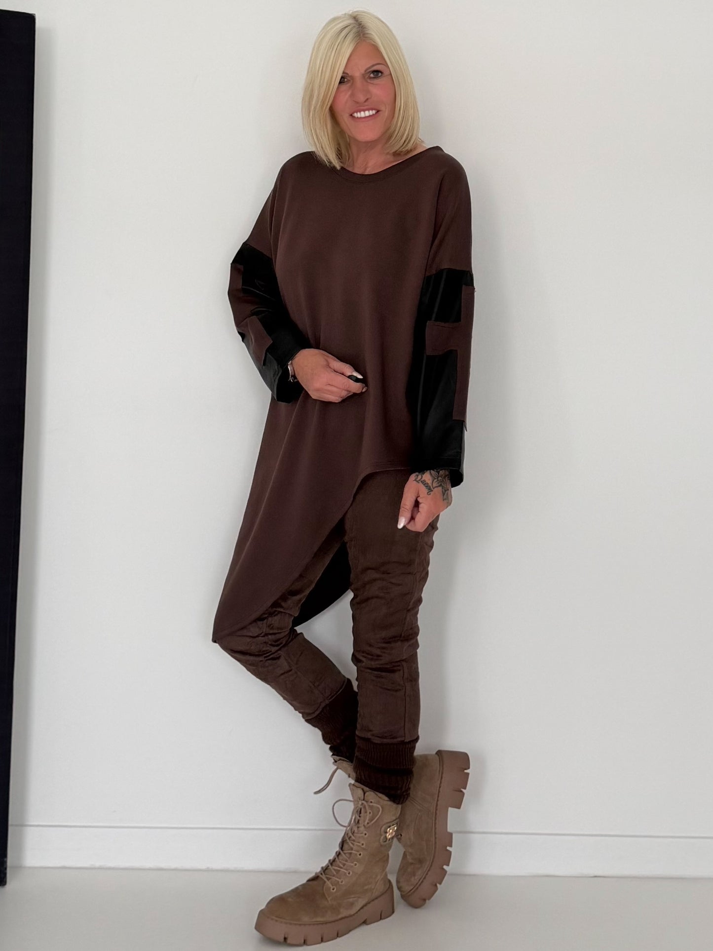Asymmetrischer Sweater mit Kreuz- und Lederoptik-Details - mokka
