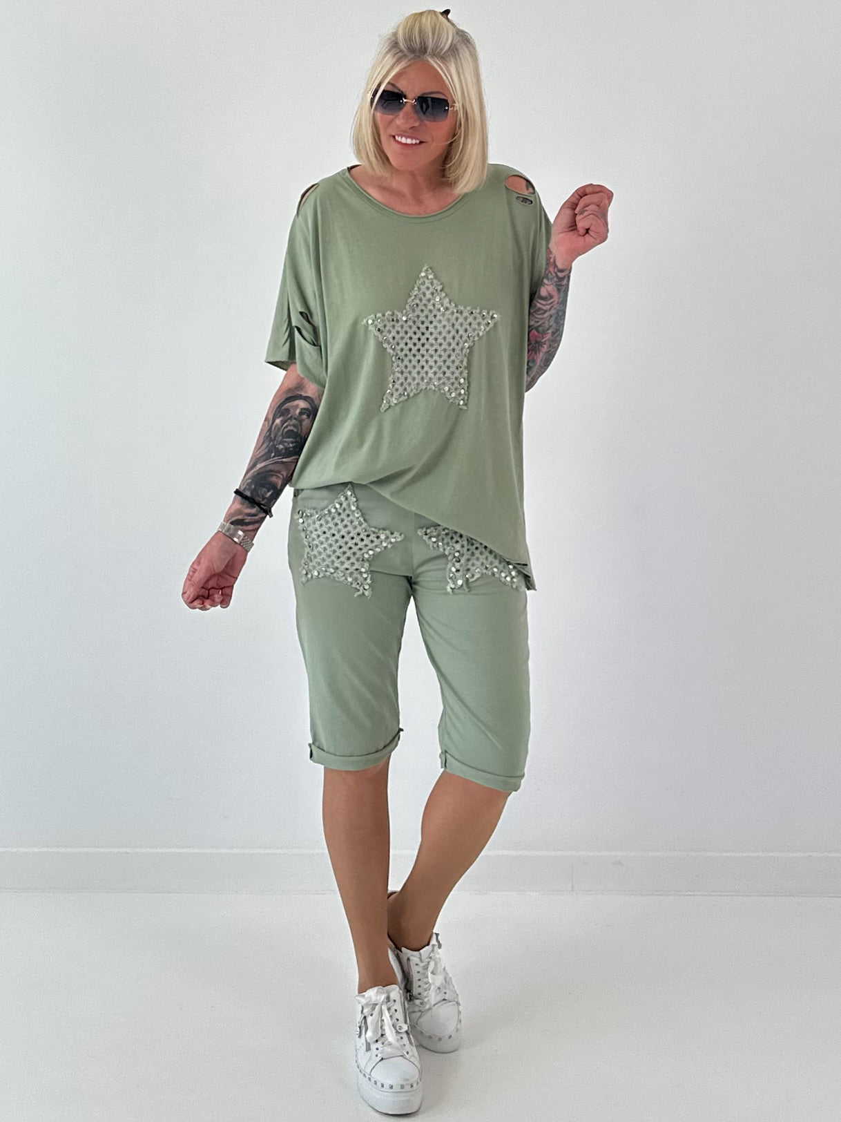 T-Shirt mit Häkelstern-Nieten-Cut-Outs - khaki