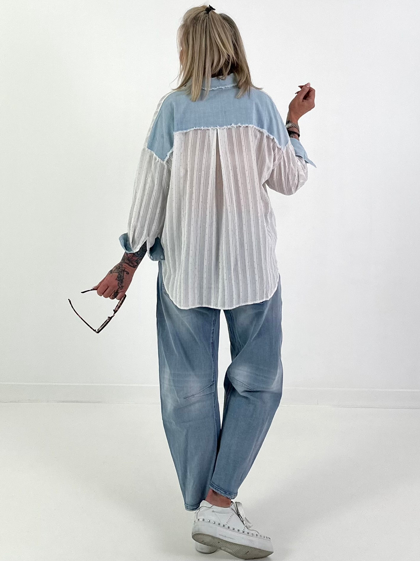 Bluse mit Strasssteinen und Denim-Details - weiss-denim