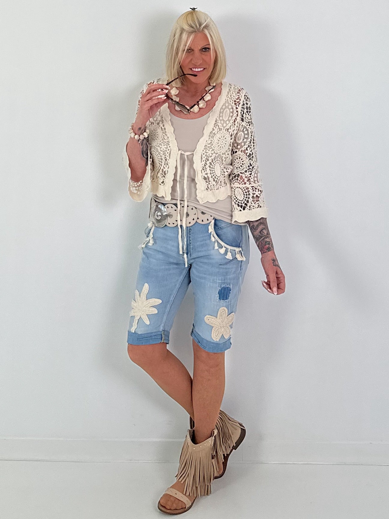Kurze Häkeljacke mit ornamentalen Muster - beige