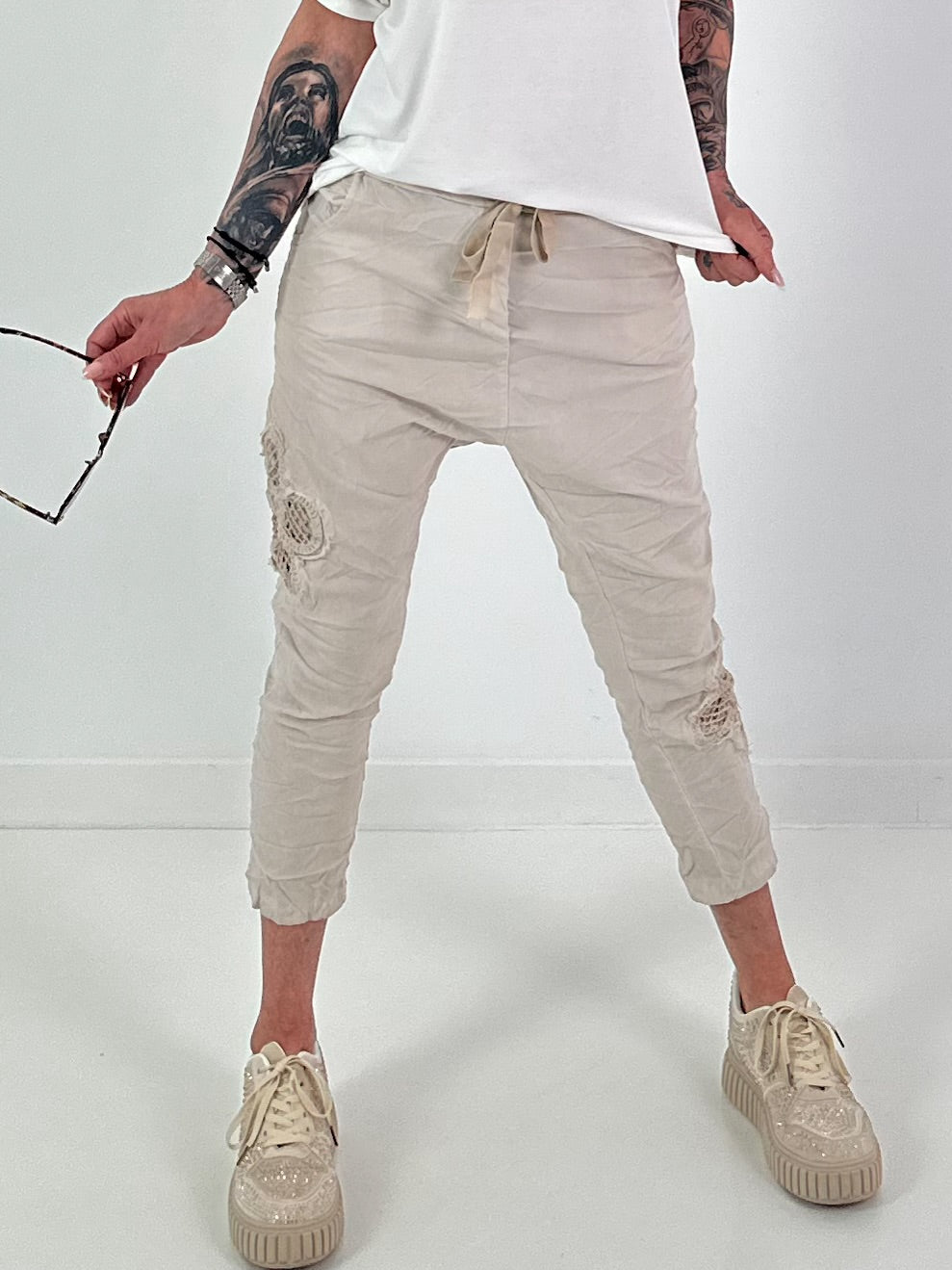 Baggy/Boyfriend trousers with side crochet flowers - beige