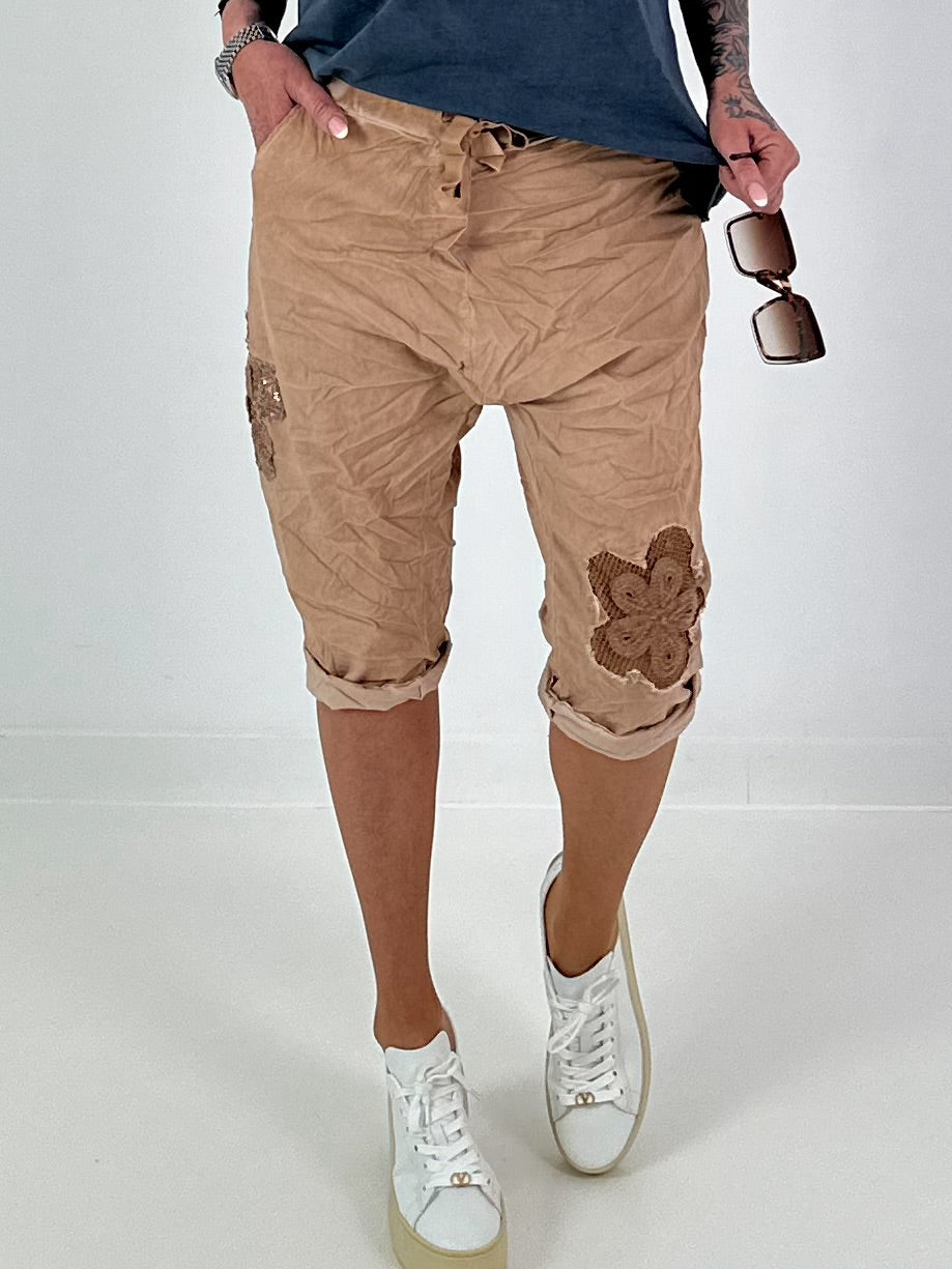 Short baggy shorts with crocheted flowers and sequins - camel