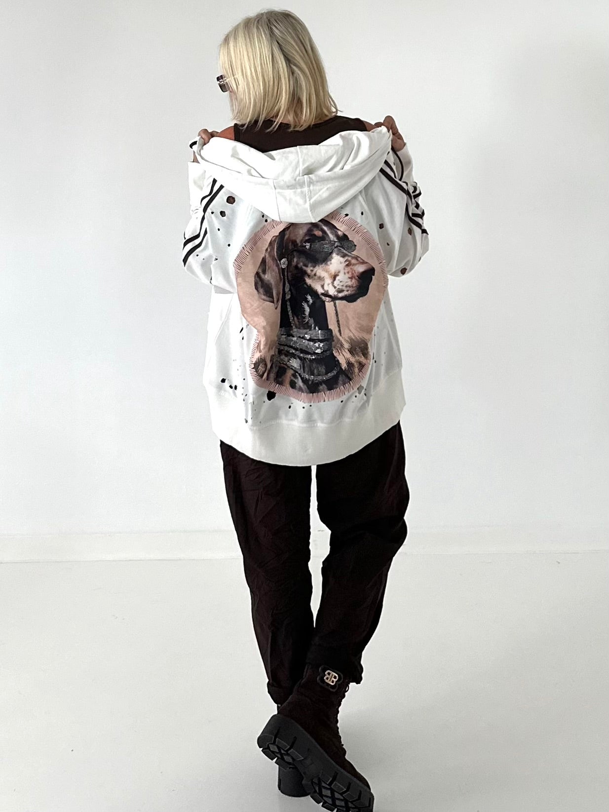 Stylische Sweatshirt Jacke mit großem Rückenpatch Dog - weiss