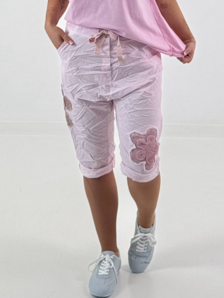 Short baggy shorts with crocheted flowers and sequins - pink