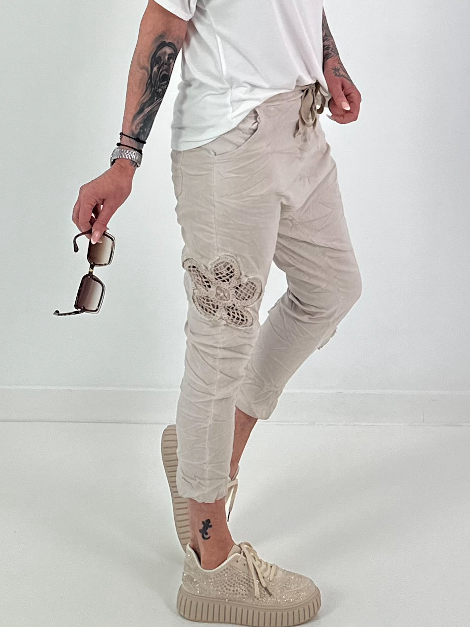 Baggy/Boyfriend trousers with side crochet flowers - beige