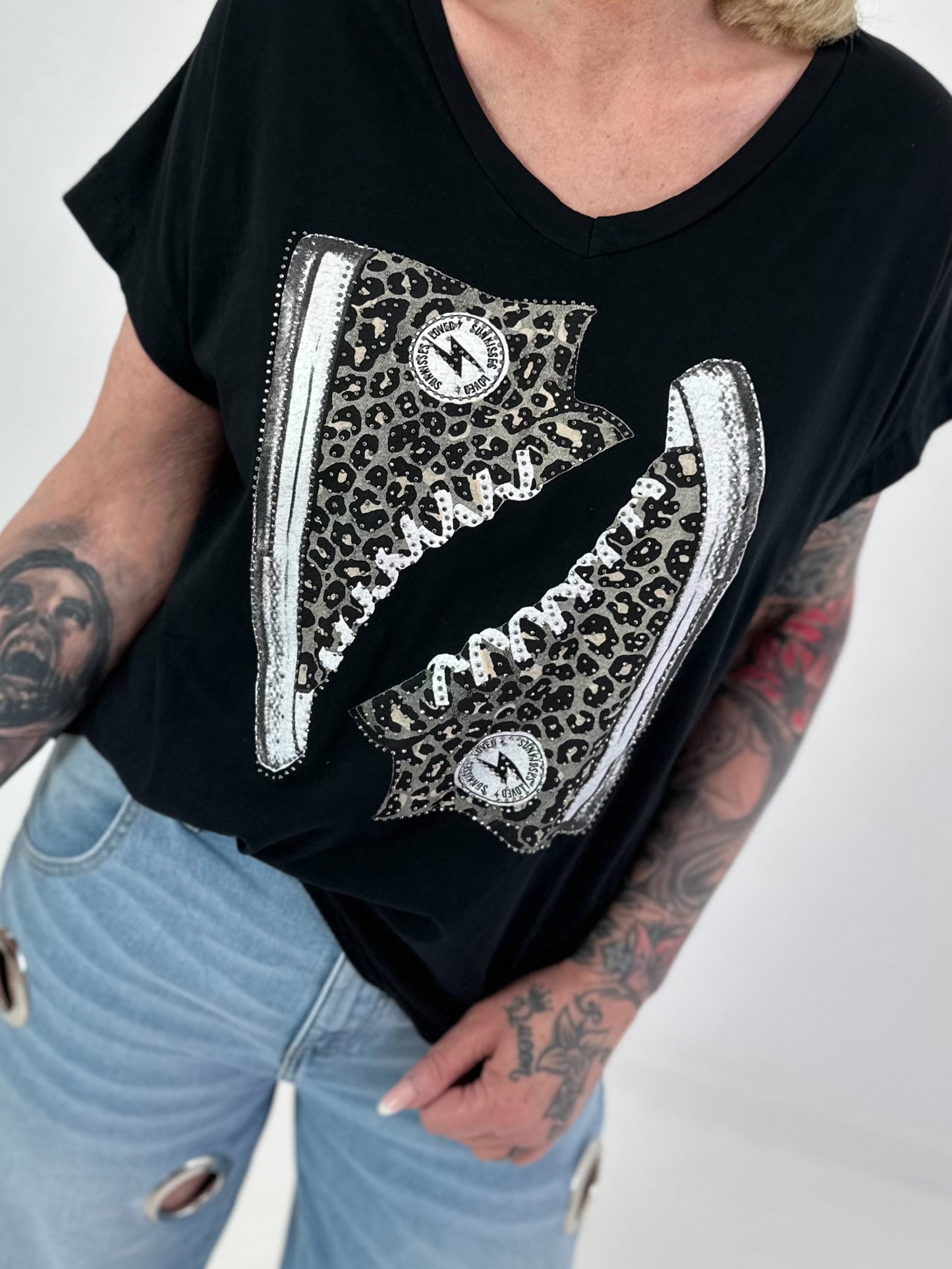 T-Shirt mit Leo Schuhprint - schwarz