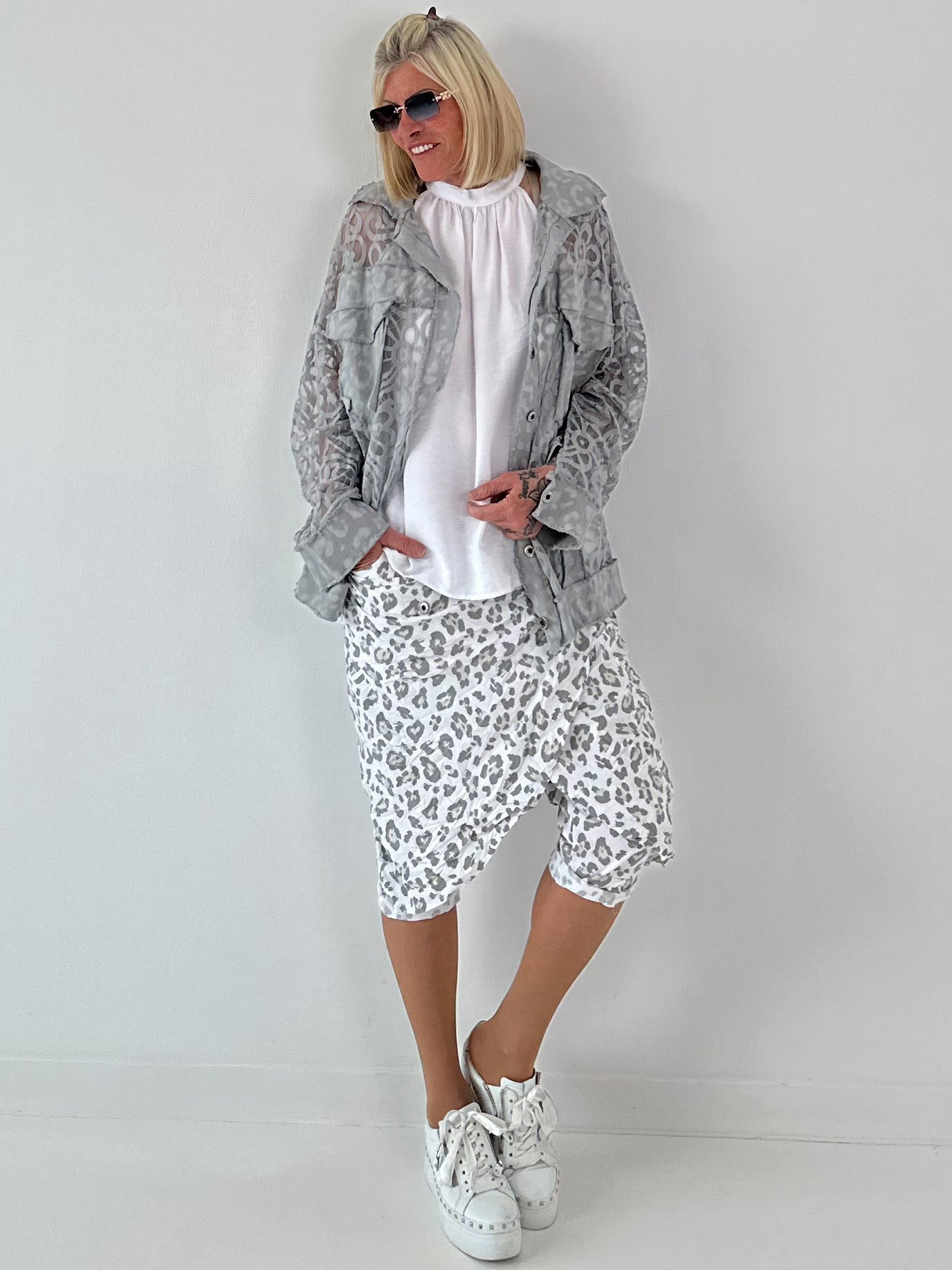 Jeansjacke mit Leo und floralem Netzeinsatz - grau