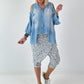 Jeanshemd mit Cold Shoulder und fransigen Abschlüssen - hellblau