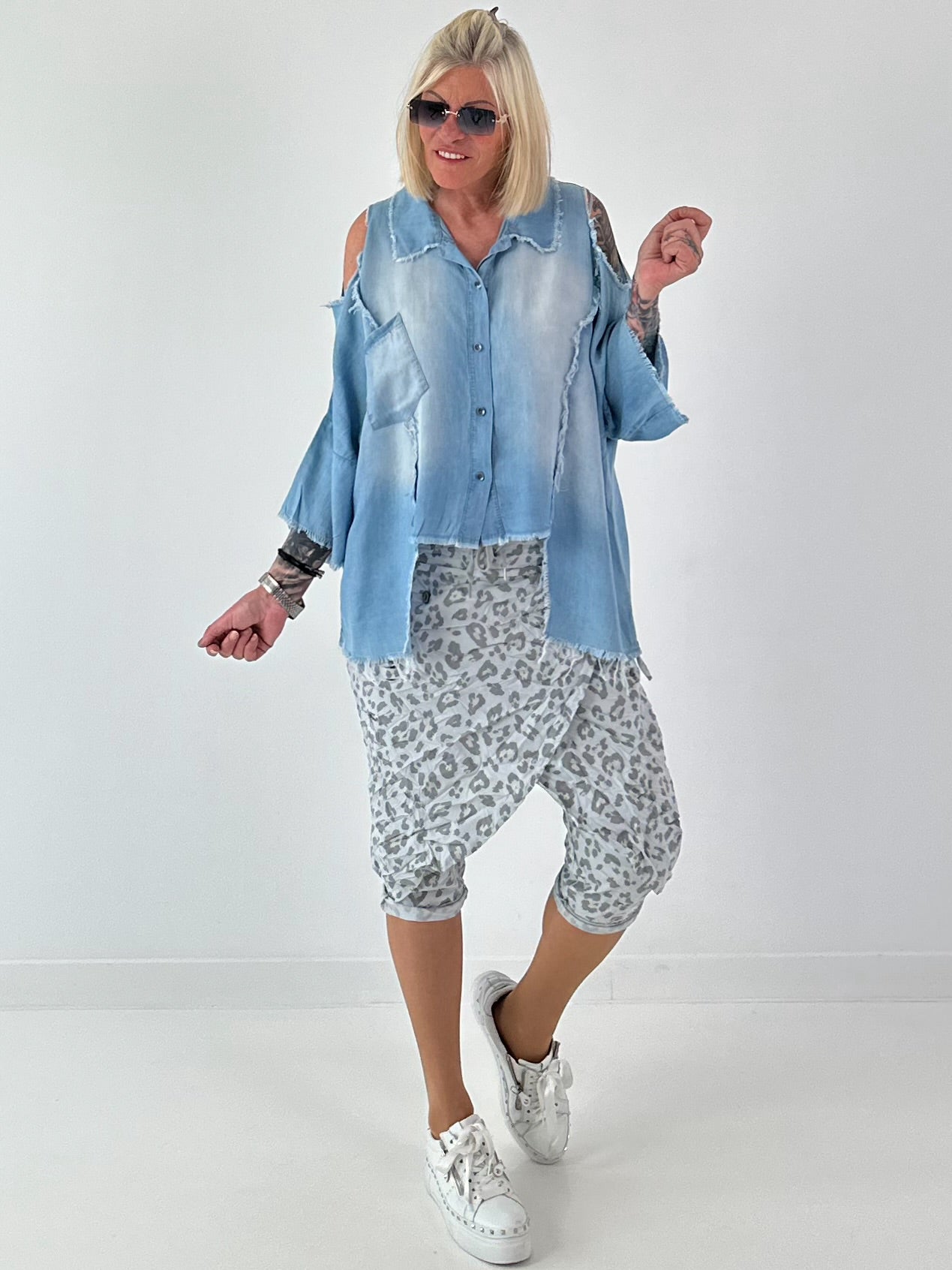 Jeanshemd mit Cold Shoulder und fransigen Abschlüssen - hellblau