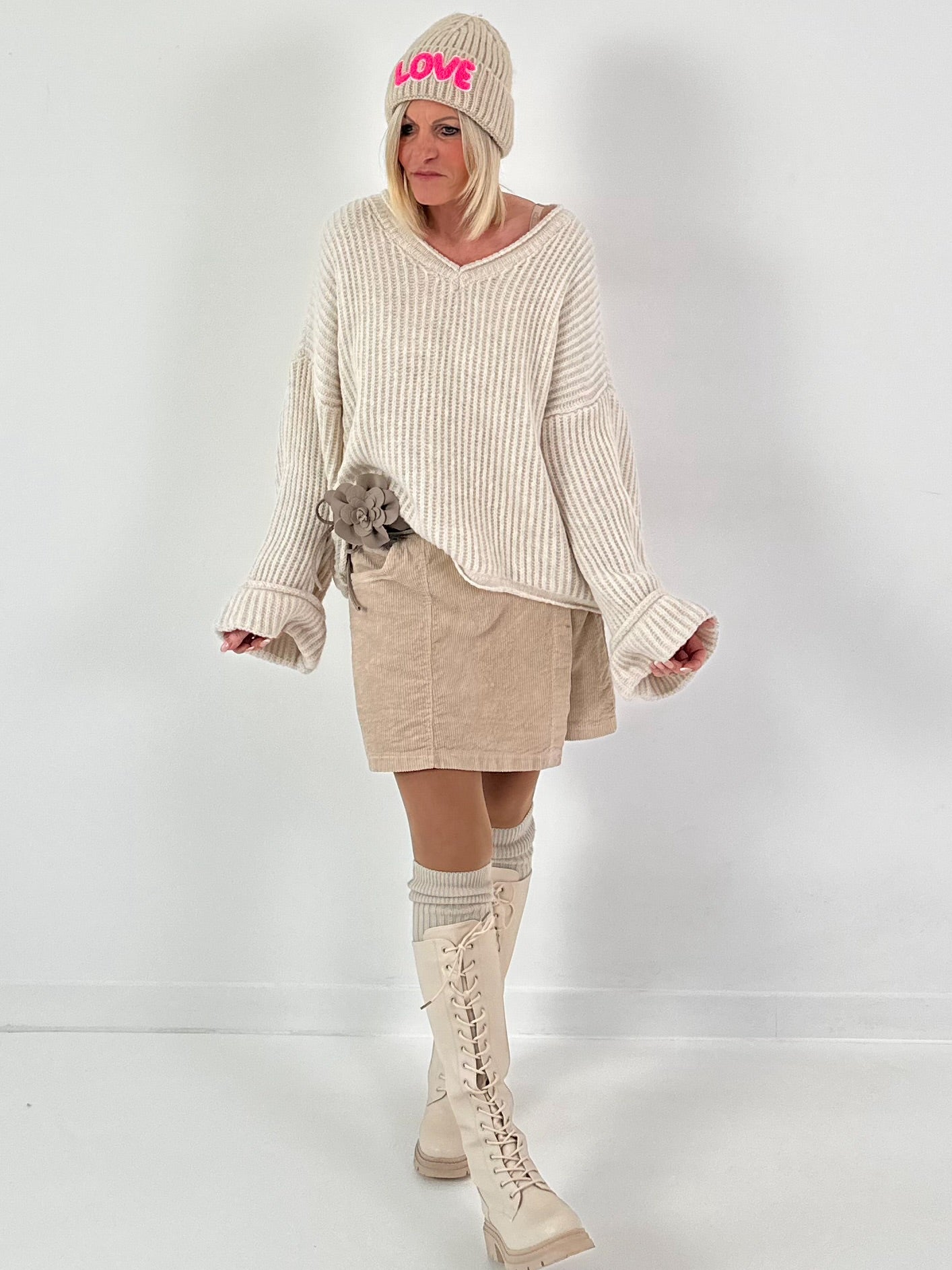 V-hals trui met wijde mouwen, model "Soft Horizon" - beige