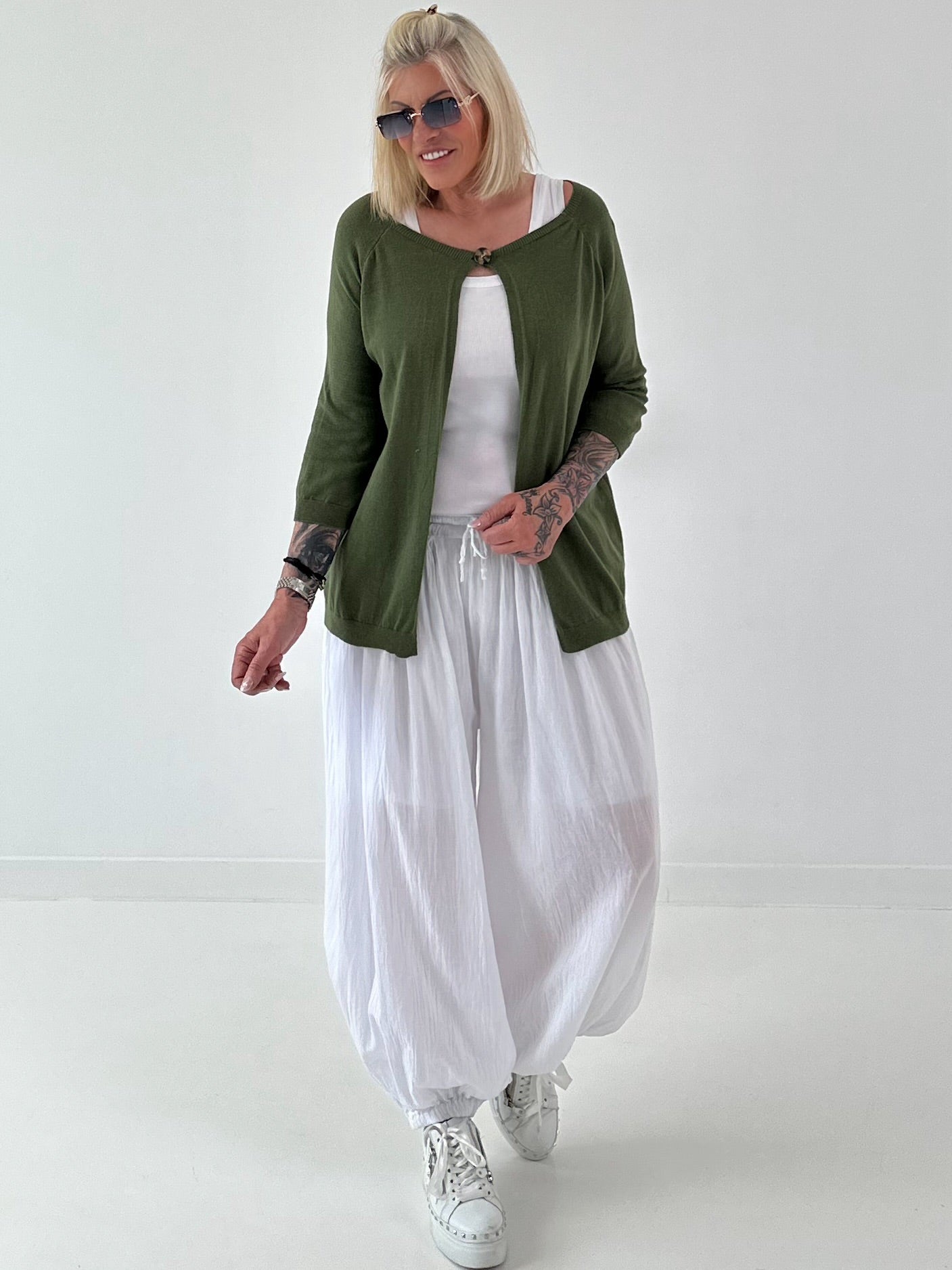 Leichte Feinstrickjacke mit Knopf- oliv