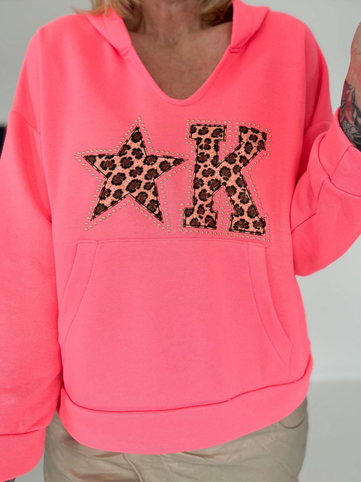 Hoodie mit Leo-Print und Nieten - neonpink