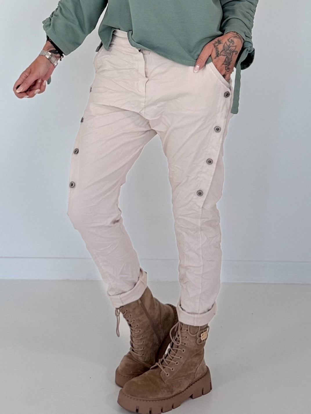Hose mit elastischem Bund und seitlichen Knopfleisten - beige