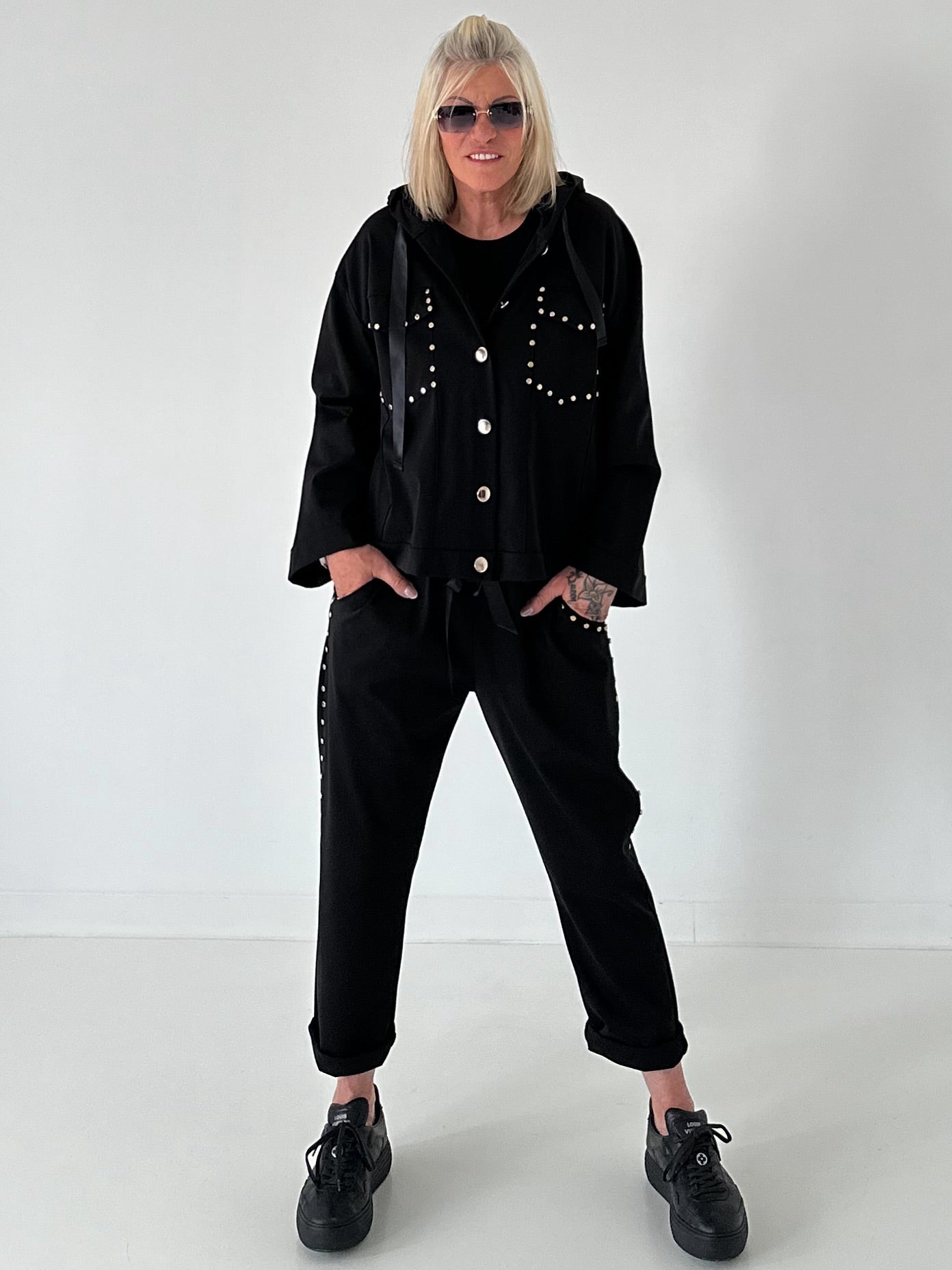 Jacke mit goldenen Nieten-Details - schwarz