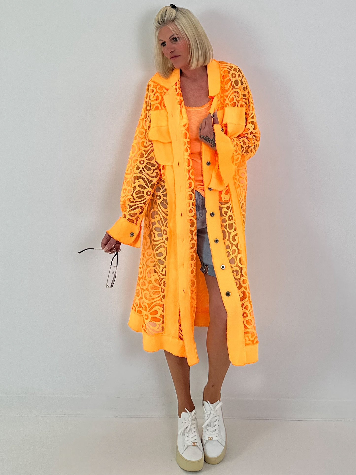 Jeansmantel mit floralem Netzeinsatz - neonorange