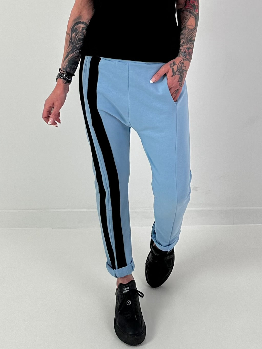 Hose mit seitlich verlaufenden Streifendetails - hellblau