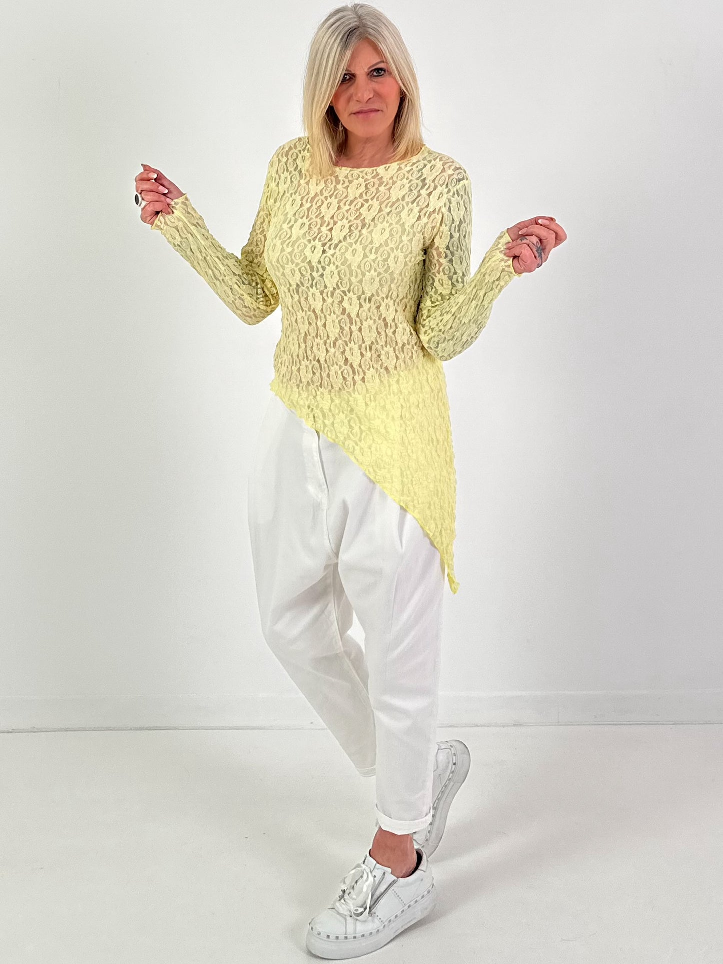 Asymmetrisches Shirt Modell "Lace Layer" - gelb
