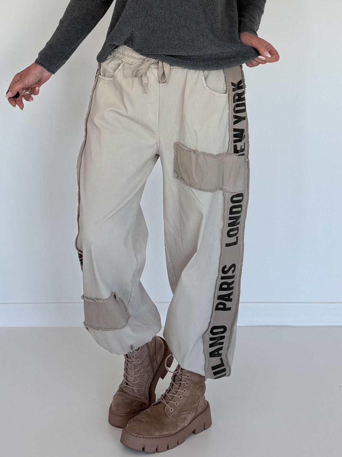 Hose mit City-Statement-Print - beige