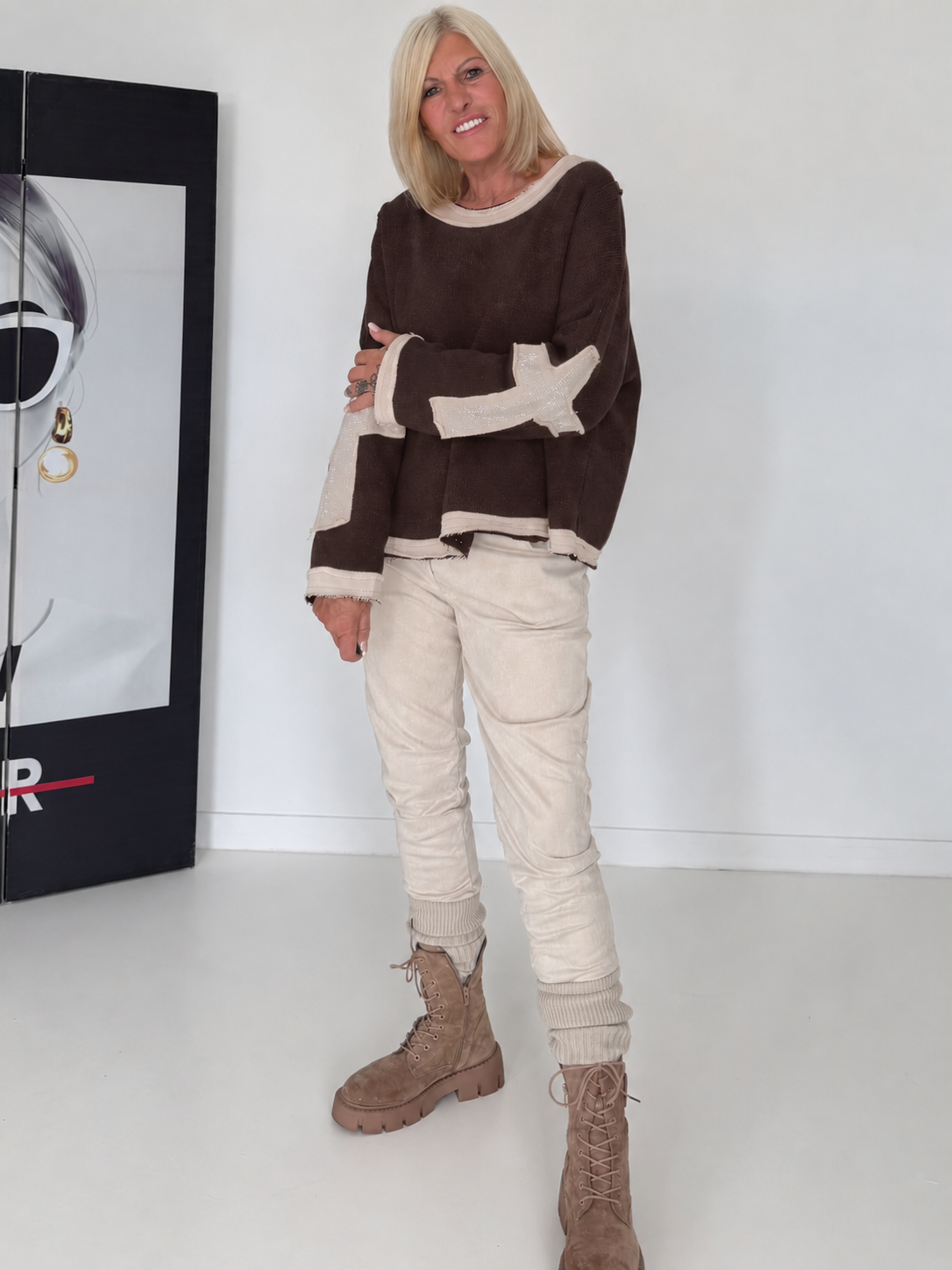Oversized Sweater mit Strasskreuz - mokka-beige