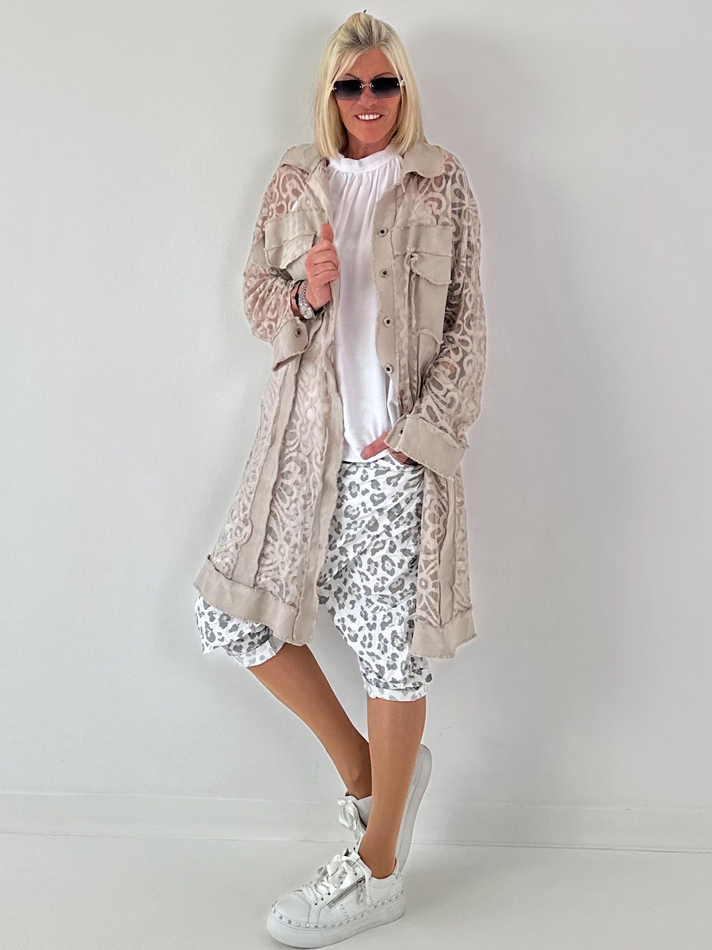 Jeansmantel mit Leo und floralem Netzeinsatz - beige
